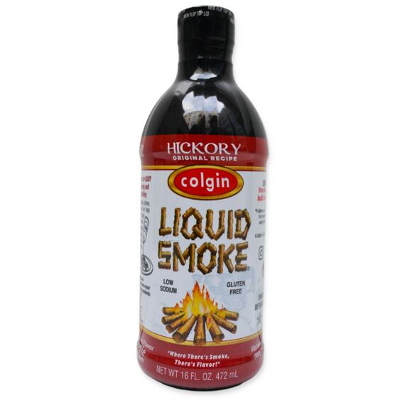 Láhev Colgin Liquid Smoke značky Hickory s obsahem 472 ml, označená jako nízký obsah sodíku a bez lepku, s ilustrací ohně a dřevěných polen na etiketě.