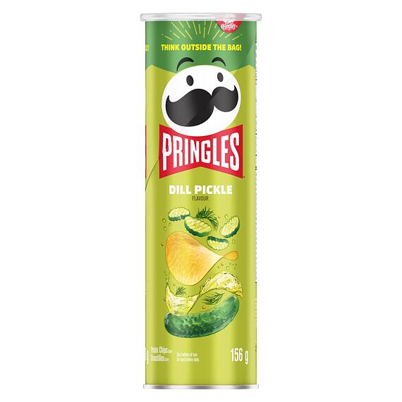 Balení bramborových chipsů Pringles s příchutí koprových okurek, zobrazující chips, plátky okurky a kopr.