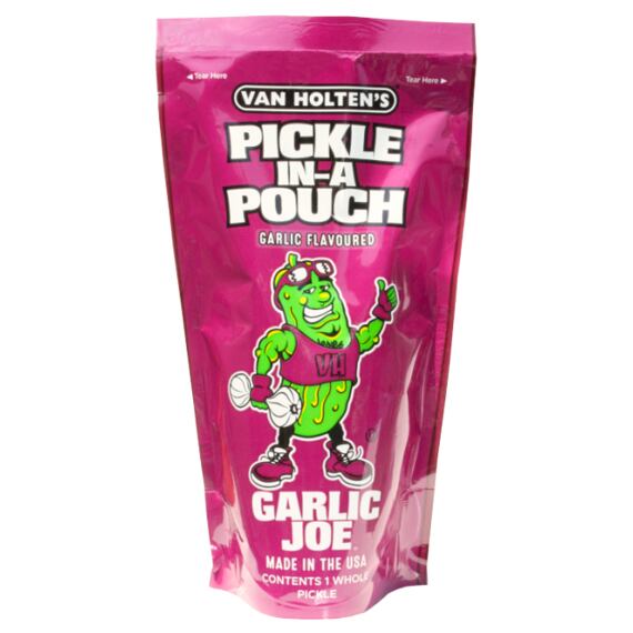 Balení Van Holten's Pickle In-A Pouch s česnekovou příchutí, obsahující celý okurek, na obalu je kreslená postavička zeleného okurkového hrdiny Garlic Joe. Hmotnost 306 g