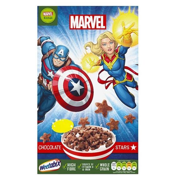 Captain America a Captain Marvel v akční póze nad miskou cereálií ve tvaru hvězd se značkou Marvel a informacemi o vysokém obsahu vlákniny a celozrnných surovinách. Hmotnost 500 g