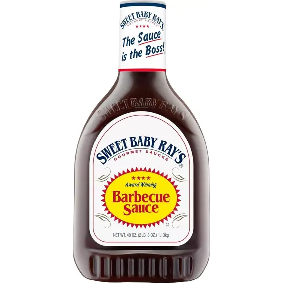 Lahvička Sweet Baby Ray's barbecue omáčky o hmotnosti 1,13 kg s označením "Award Winning" a sloganem "The Sauce is the Boss!" na uzávěru.