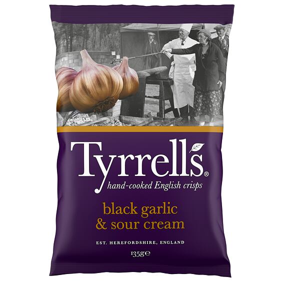 Tyrrells chipsy s příchutí černého česneku a zakysané smetany 135 g